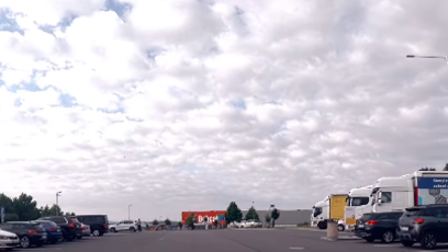 FOTO: Formule natankovala na benzínové stanici.