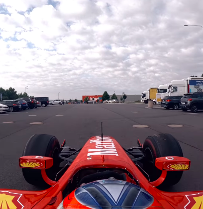 FOTO: Formule natankovala na benzínové stanici. – stránka 9