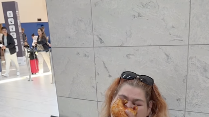 FOTO: Droběna s na lavičce vychutnává celé kuře a pivo.