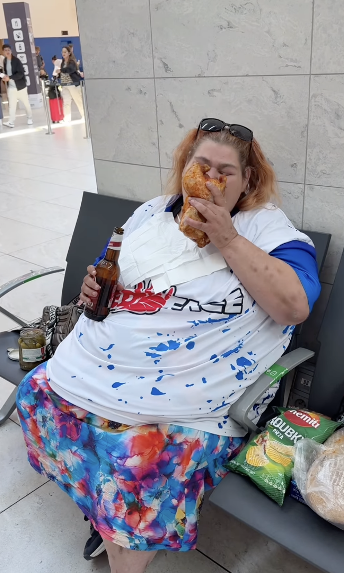 FOTO: Droběna s na lavičce vychutnává celé kuře a pivo. – stránka 7