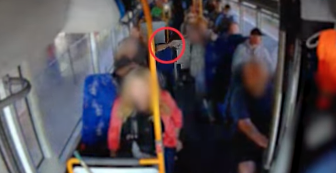 FOTO: Opilý muž v autobuse ohrožoval lidi. – stránka 2