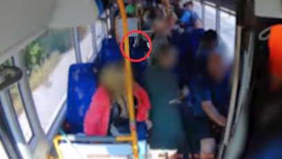 FOTO: Neznámý muž ohrožoval nožem další cestující, ti ho nakonec zpacifikovali.