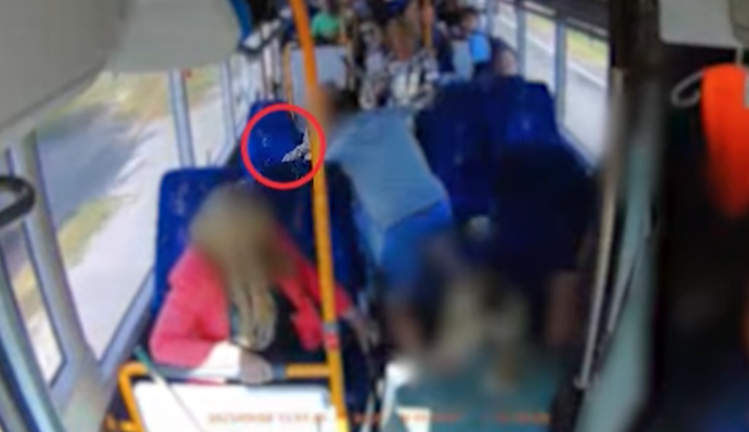 FOTO: Velkou odvahu projevil jeden z cestujících, který agresora povalil na zem. – stránka 4