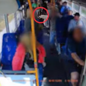 Agresora zadržela policie, muž nadýchal přes dvě promile alkoholu. 