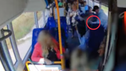 FOTO: Neznámý muž mával nožem v autobuse.