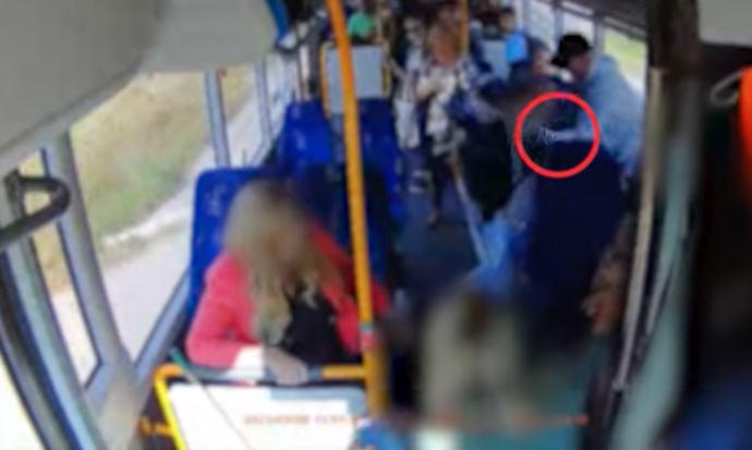 FOTO: Neznámý muž mával nožem v autobuse. – stránka 6