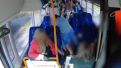 FOTO: Cestující v autobuse zpacifikovali agresora.