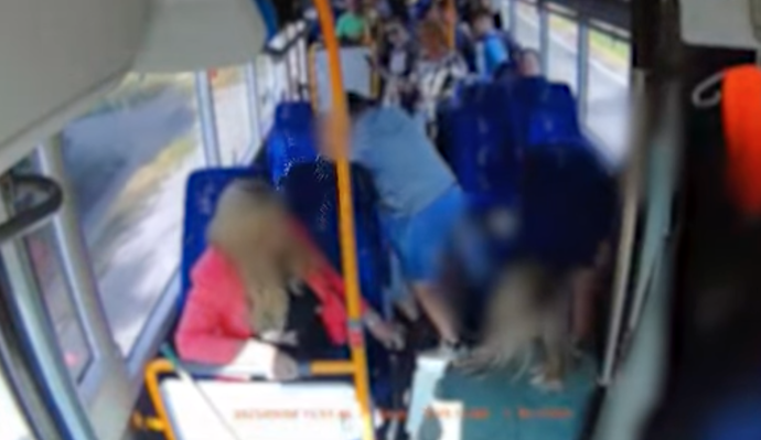 FOTO: Cestující v autobuse zpacifikovali agresora. – stránka 7