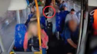 FOTO: Policie umístila agresora do policejní cely, kde nyní čeká na výslech.