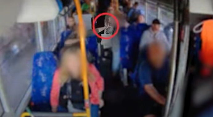 FOTO: Policie umístila agresora do policejní cely, kde nyní čeká na výslech. – stránka 1