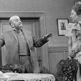 Jiřina Šejbalová v seriálu Sňatky z rozumu, kde si zahrála mimo jiné s Milošem Nedbalem. 