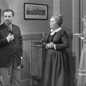 Jiřina Šejbalová (uprostřed) ve Sňatcích z rozumu