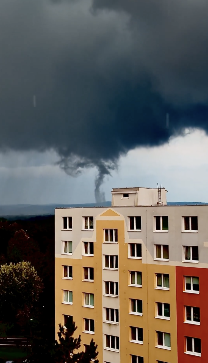 FOTO: Slabé tornádo mezi Hodonínem a slovenskou Skalicou. – stránka 8