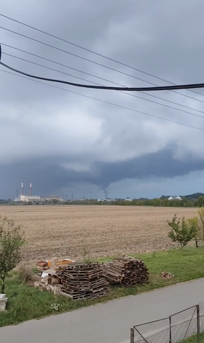 FOTO: Tornádo se naštěstí vyskytlo mimo zastavěnou oblast. – stránka 1