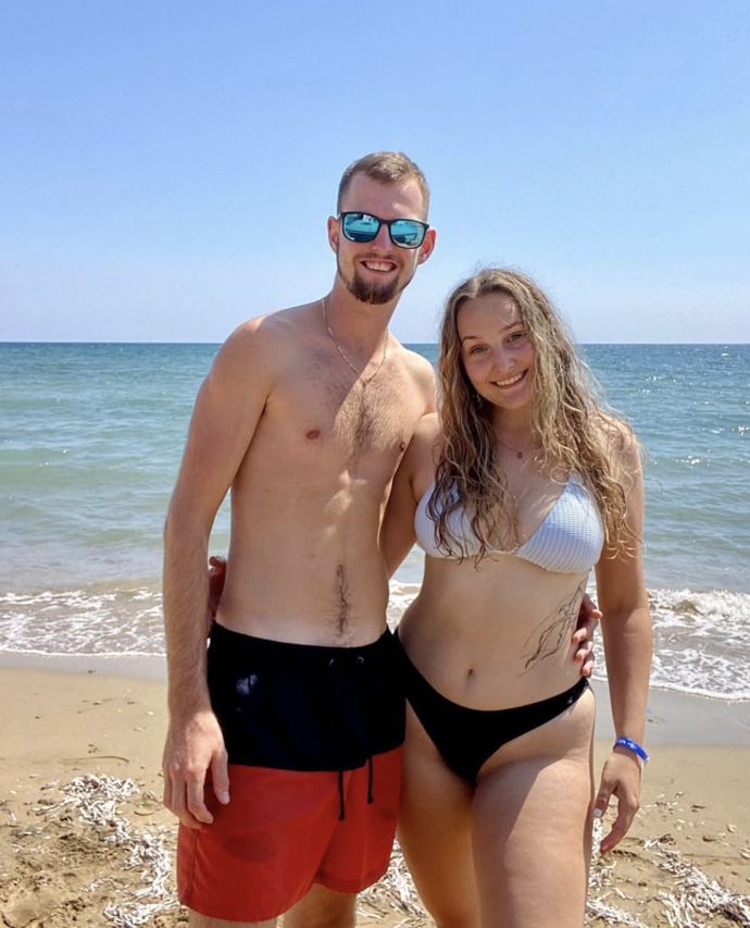 FOTO: Jan Štefela s partnerkou Sárou. – stránka 9