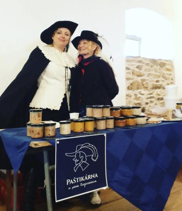 FOTO: Šimona Rychtaříková s maminkou Vilmou Cibulkovou. – stránka 2