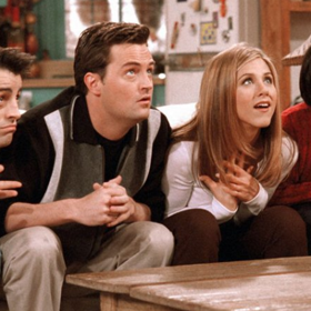 Hlavními protagonisty je šestice přátel, kteří hledají vztah na celý život.