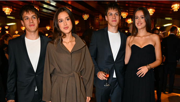 FOTO: Karolína Jirásková po boku svého fešného hokejisty. – stránka 7