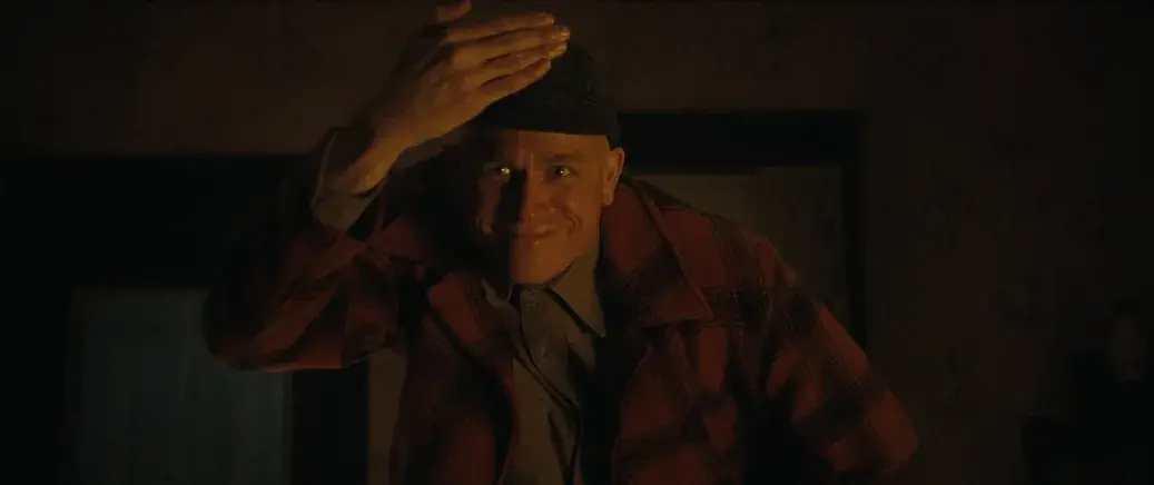 FOTO: Charlie Hunnam jako sériový vrah v sérii Monstrum: Příběh Eda Geina.