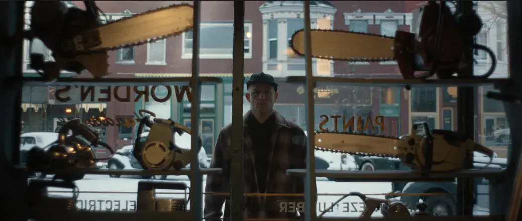 FOTO: Charlie Hunnam jako sériový vrah v sérii Monstrum: Příběh Eda Geina.