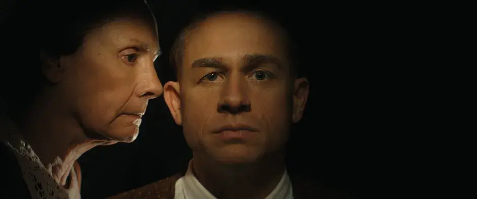 FOTO: Charlie Hunnam jako sériový vrah v sérii Monstrum: Příběh Eda Geina.