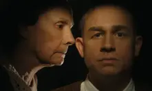 Charlie Hunnam jako sériový vrah v sérii Monstrum: Příběh Eda Geina.