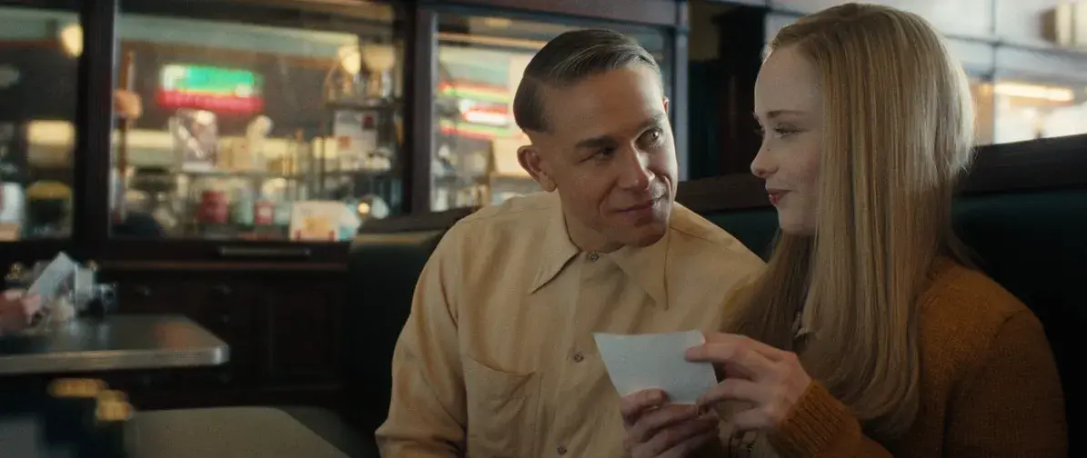 FOTO: Charlie Hunnam jako sériový vrah v sérii Monstrum: Příběh Eda Geina.