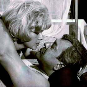 Společně je můžete vidět v krimi filmu Kdo přichází před půlnocí. Na snímku je Ivanka Devátá a její partner, Josef Vinklář. Další snímky v galerii jsou záběry z tohoto filmu z roku 1979.