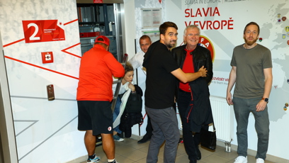 FOTO: Část kapely Elán se zasekla ve výtahu.