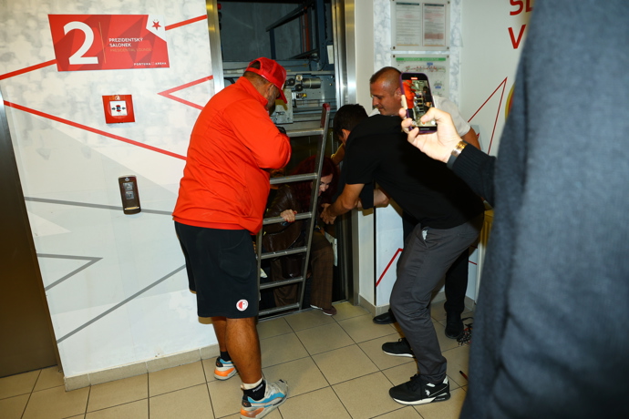 FOTO: Kapela Elán se zasekla ve výtahu. – stránka 16