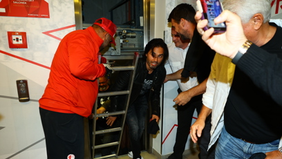 FOTO: Kapela Elán se zasekla ve výtahu.