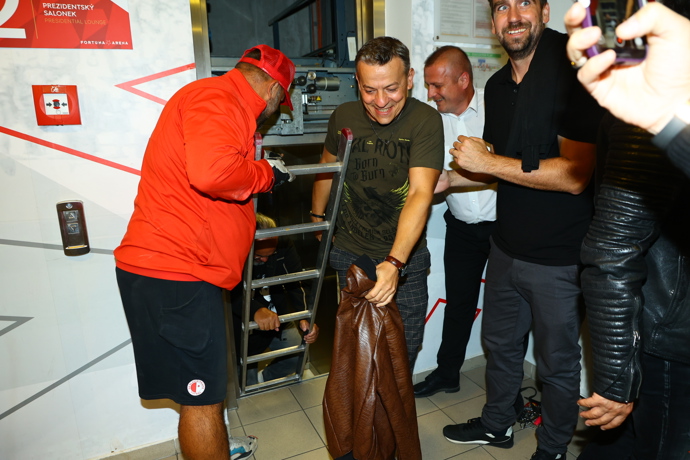 FOTO: Kapela Elán uvízla i s nástroji. – stránka 9