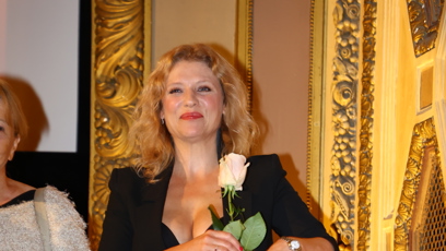 FOTO: Jitka Ježková s růží.