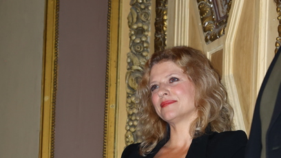 FOTO: Jitka Ježková obdržela květinu.
