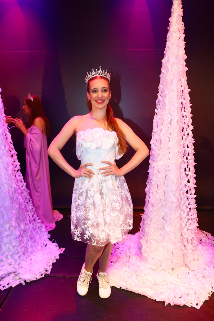 FOTO: Sarah Caroline v roli princezny. – stránka 23