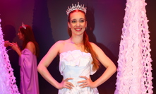 Sarah Caroline v roli princezny.