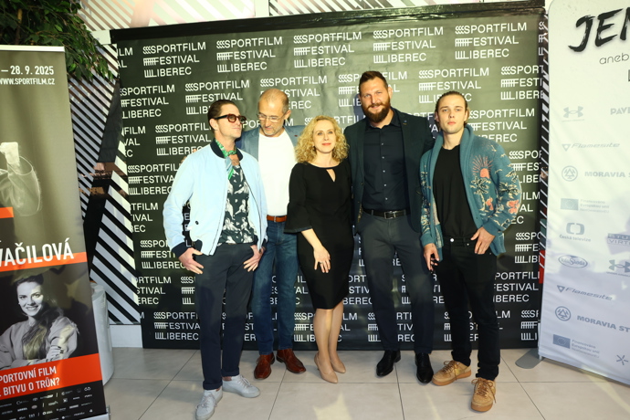 FOTO: Cameron Douglas a Edouard Philipponnat se fotili se štábem. – stránka 26