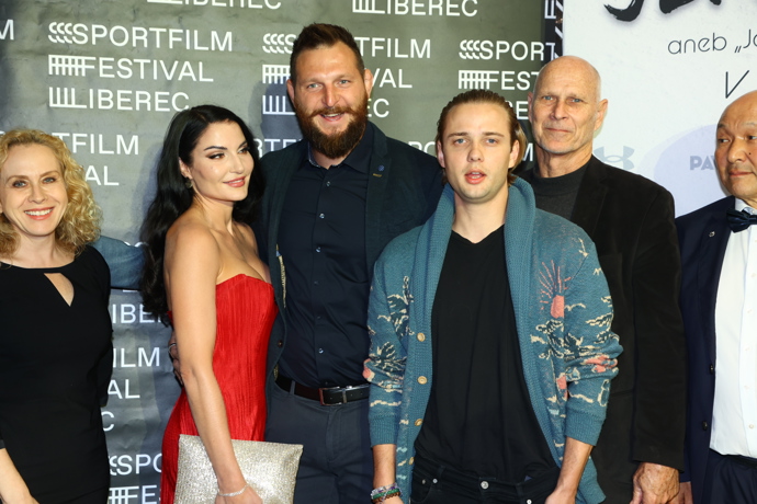 FOTO: Edouard Philipponnat se vyfotil s Lukášem Krpálkem a jeho ženou. – stránka 24
