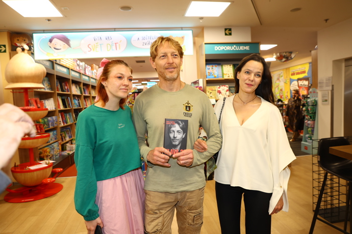 FOTO: Viktorie Janečová, Karel Janeček a Lilia Khousnoutdinová. – stránka 15
