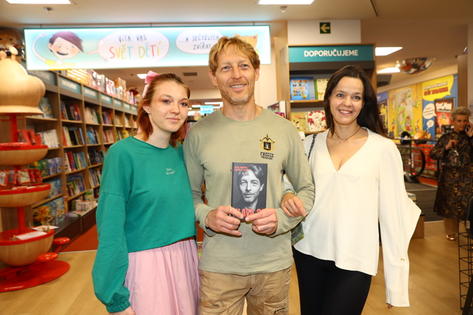 FOTO: Viktorie Janečová, Karel Janeček a Lilia Khousnoutdinová společně zavítali na křest knihy. – stránka 14
