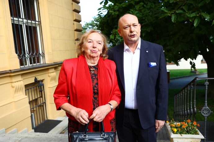 FOTO: Livia Klausová vsadila na červenou. – stránka 2