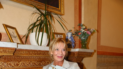 FOTO: Vilma Cibulková s květinou.