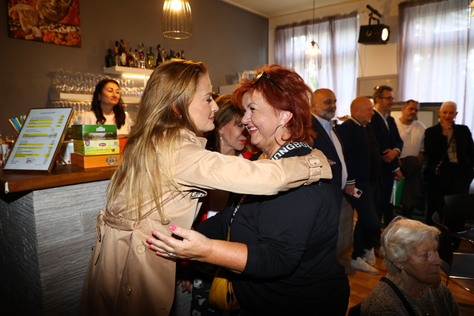 FOTO: Šárka Vaňková dorazila plná energie. – stránka 4