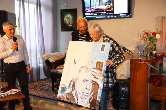 FOTO: Zdeněk Žák obdržel svůj obraz, který se vystavil ve Strašnickém divadle. – stránka 3