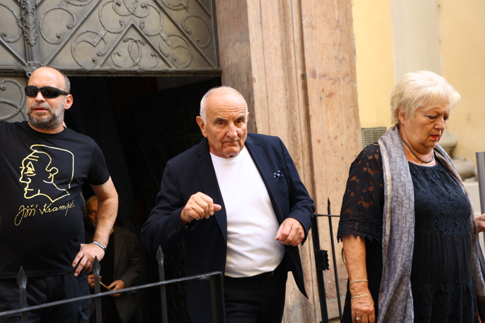 FOTO: Zádušní mše za Jiřího Krampola si nenechala ujít celá řada známých tváří. – stránka 26