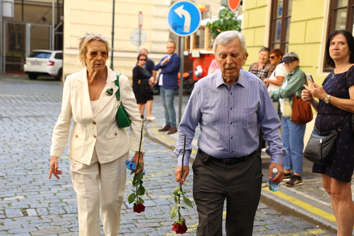 FOTO: Zádušní mše za Jiřího Krampola si nenechala ujít celá řada známých tváří. – stránka 37