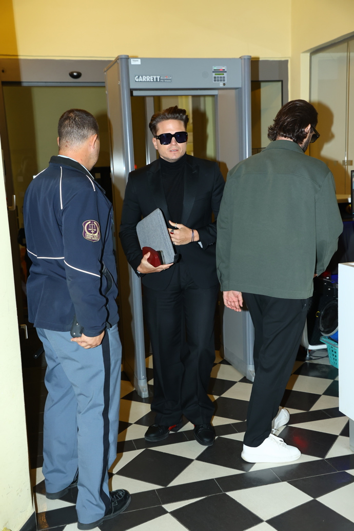 FOTO: Hudebník Ondřej Brzobohatý přišel v obleku a kalhotech. – stránka 63