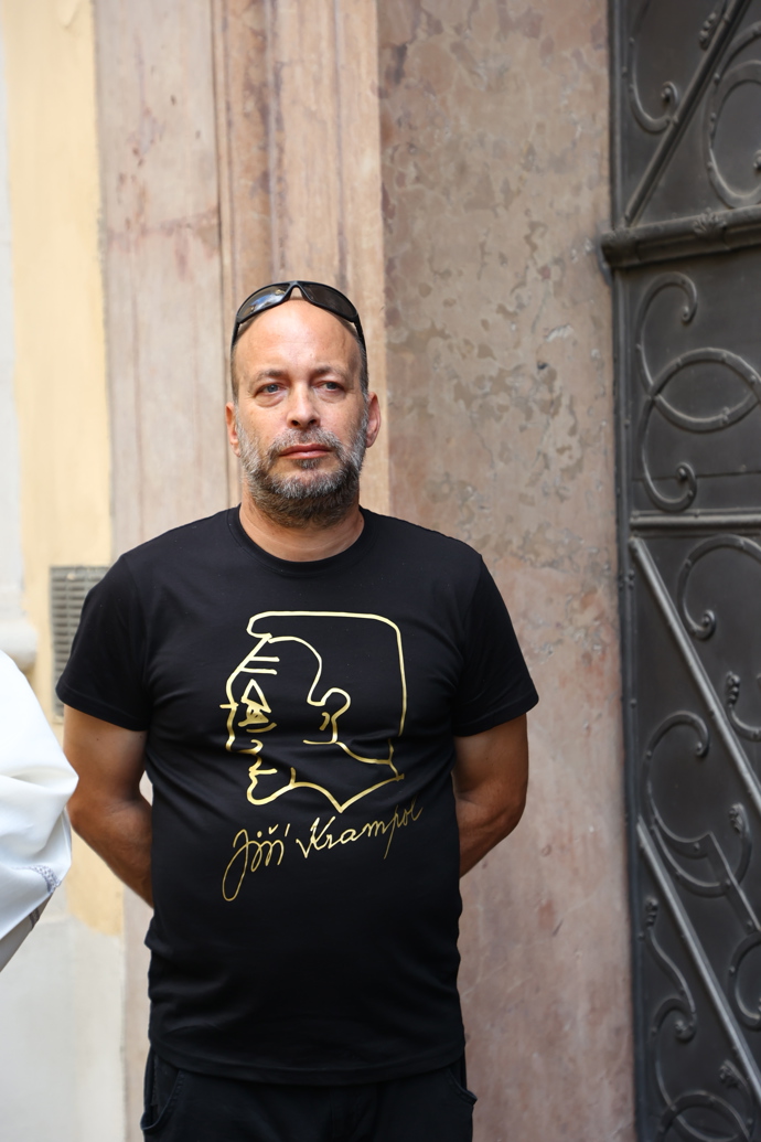 FOTO: Zádušní mše za Jiřího Krampola si nenechala ujít celá řada známých tváří. – stránka 36