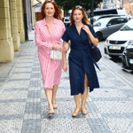 Herečka se sladila se svou dcerou. Obě totiž oblékly košilové šaty a obuly nízké boty, každá ale v trochu jiném duchu.