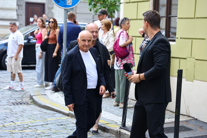 FOTO: Zádušní mše za Jiřího Krampola si nenechala ujít celá řada známých tváří. – stránka 33